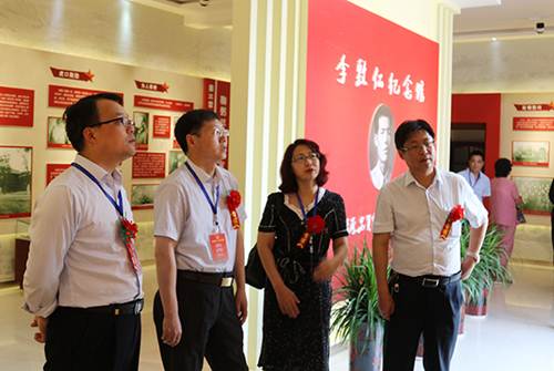 说明: http://www.yau.edu.cn/__local/6/6E/6E/8D74D54DC37194E52F6A739F4C7_FD53DB9A_40A12.jpg